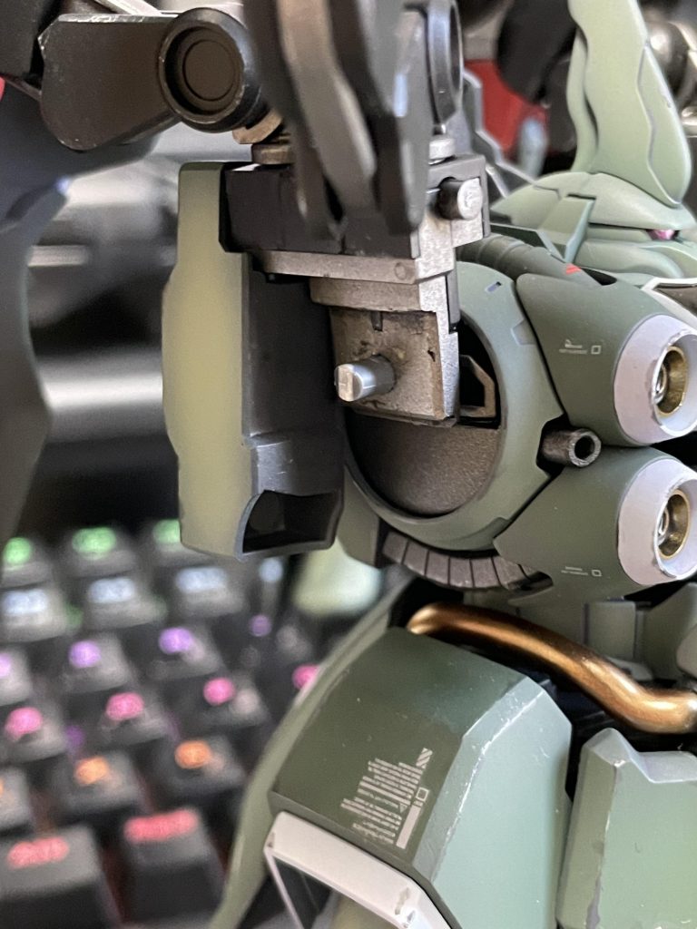 途中の写真がなくてわかりにくいですが、肩関節はこんな感じになってます。