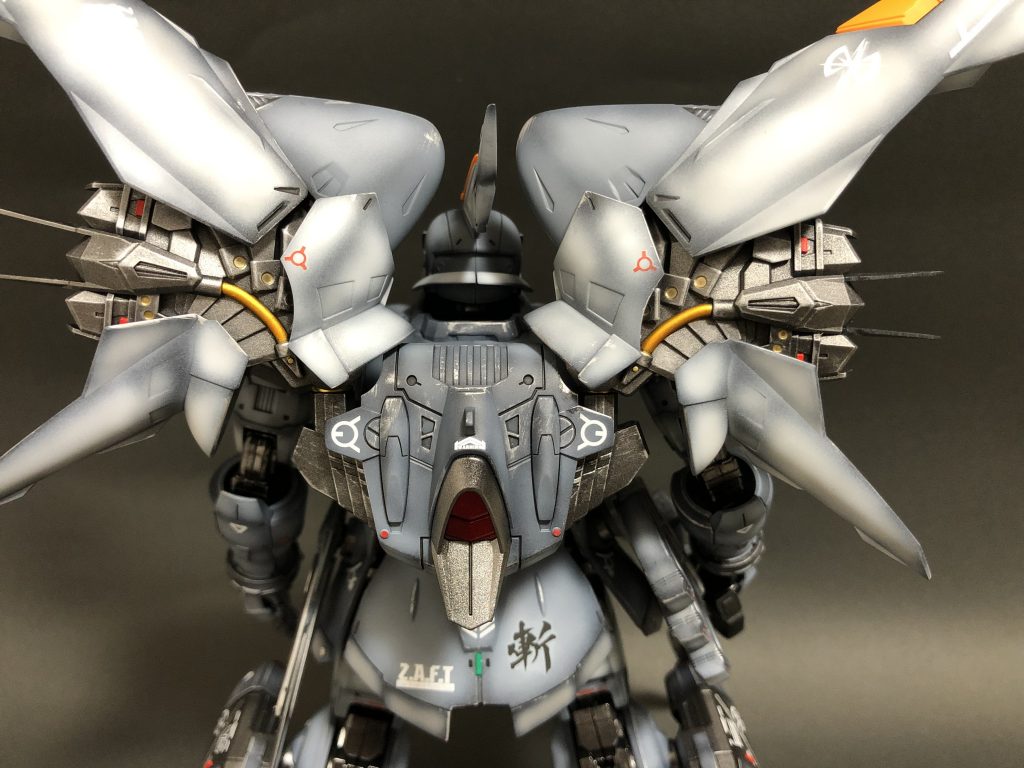 バック正面から。バックパックを広げるとかなり迫力があります。表面処理(600→800→1000→1500番)を徹底した事で艶消し後も指触りはツルツルです🤌ここまでやらなくても良かったかもしれません😅💦グラデーションは黒を多めに残すのが私の好みですがどう残すか、ハイライトはどこに入れるかをいつも試行錯誤しながら塗装しています🤔