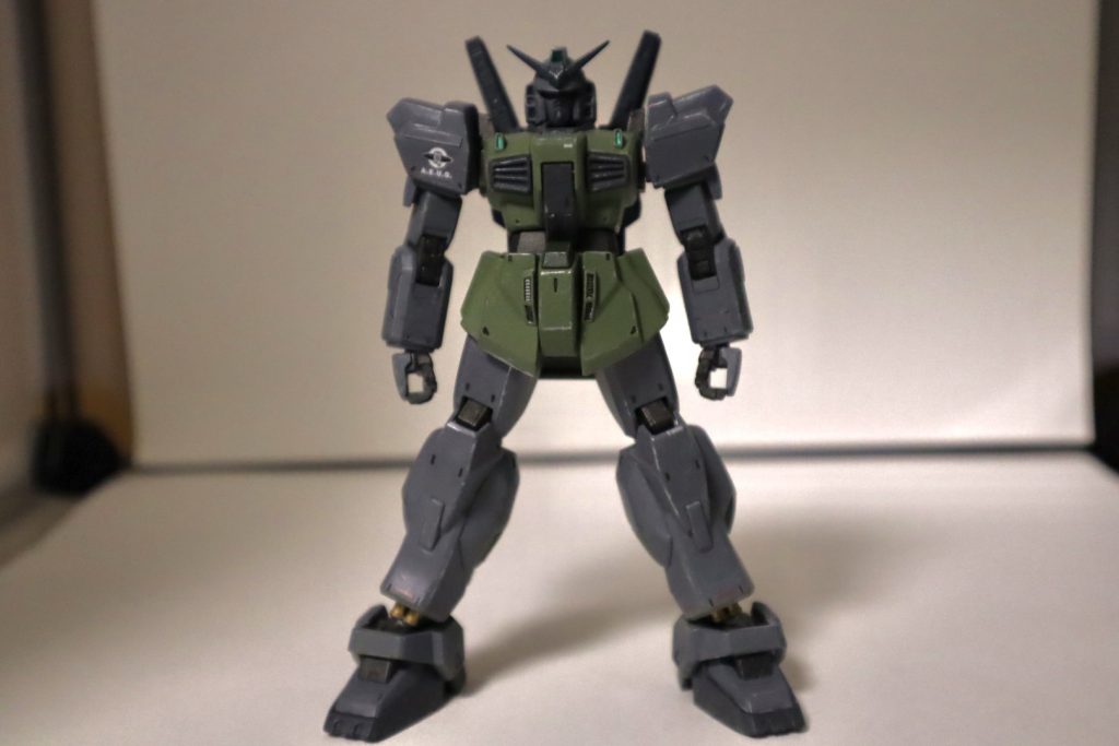 機体を正面から見たものです。チラッと見える脚部のシリンダーは金色で塗装して正解でした。