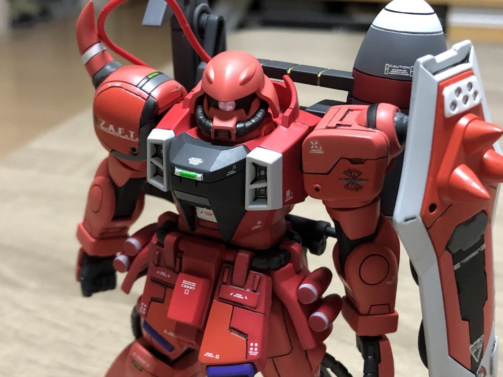 スジボリ、プラ板加工追加で肩パーツ、腰回り、コクピットハッチ、足回り、シールドをいじりました