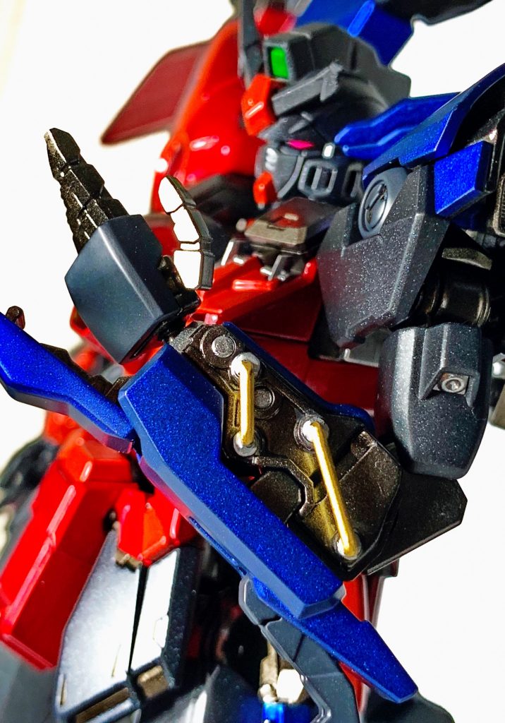 左腕のフレームにプラ棒で作成したパイプをつけております。