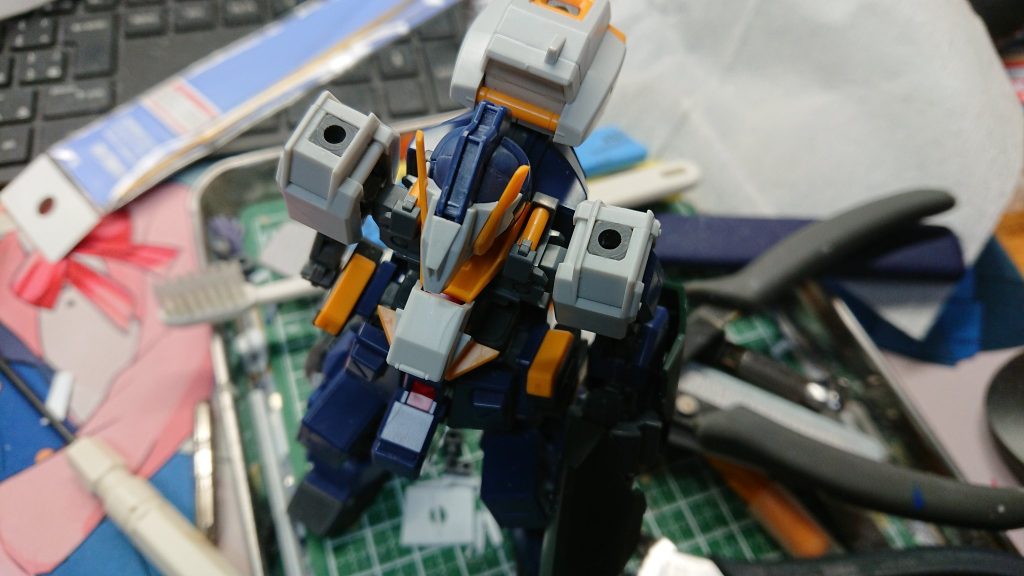 両肩にアーマーをつけられるように切り抜いてポリキャップを埋め込みました。