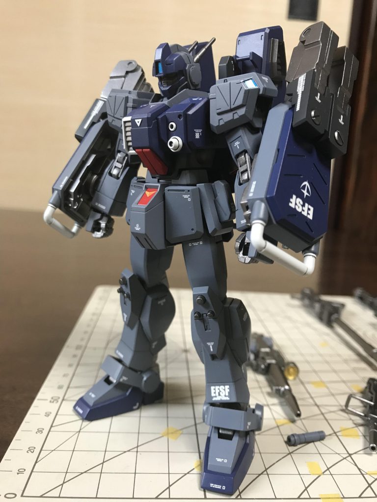 クローシールドは標準ですともっとゴテゴテしたおもちゃっぽいデザインなので、邪魔なパーツを取っ払って組んでしまいました。クローシールドを付けると無骨な感じになり、ヲッサン心を揺さぶられ思わずうっとり。