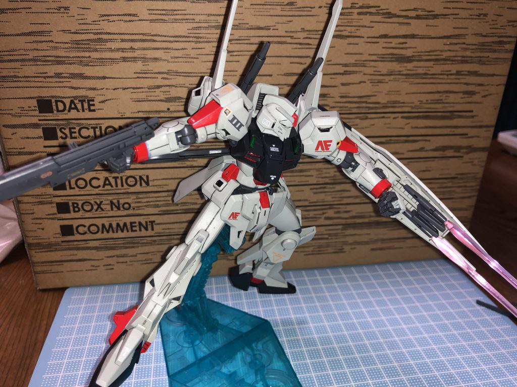 小改造の説明です。シールドのビームサーベルの取り付け方を変更しています。表側に付いていたのを裏側のEパック横につけました。