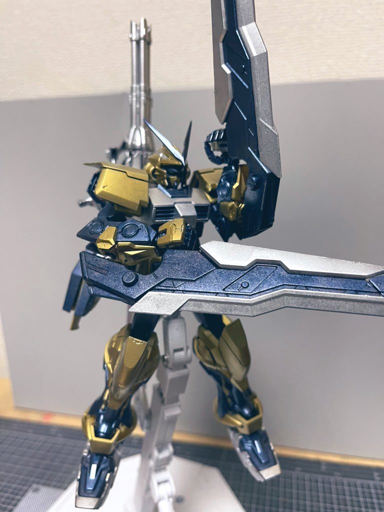 今回の塗装はガンダムマーカーのレッドゴールド、メタリックブルー、シャインシルバーの3色にトップコートの光沢スプレーを使用しました。