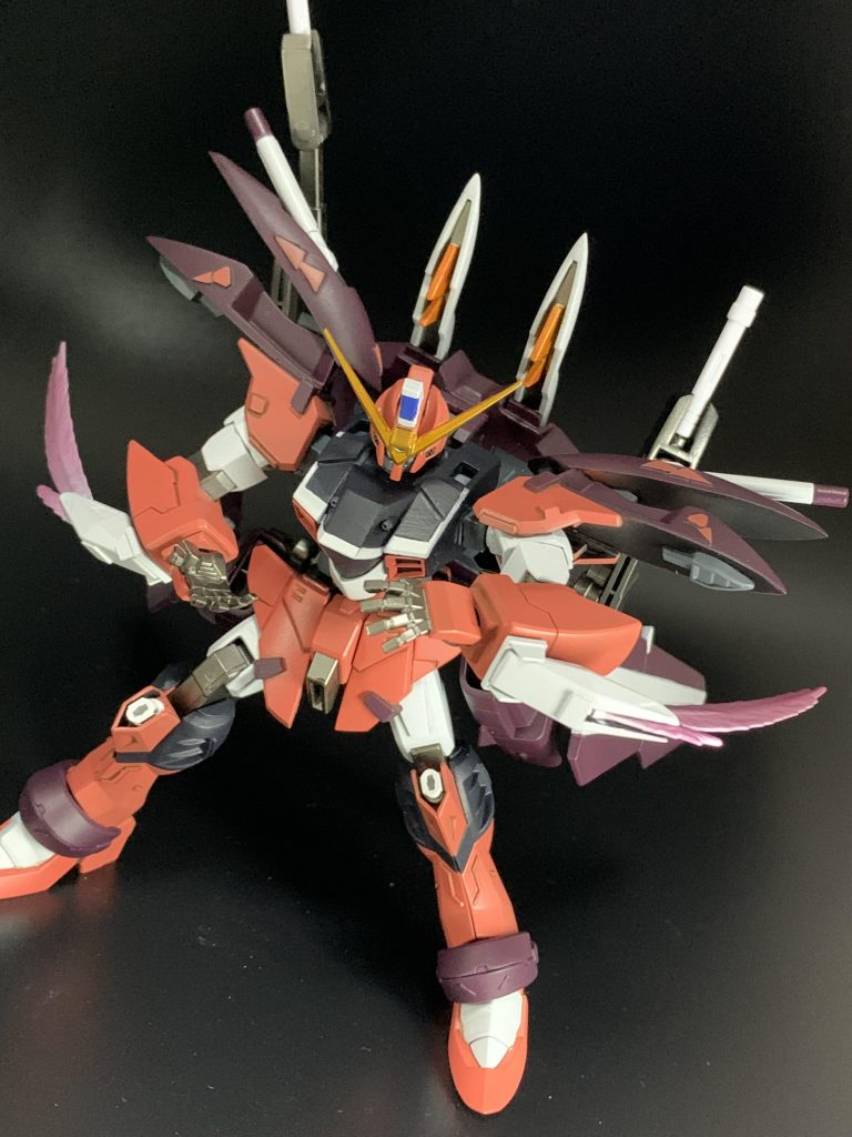 肘部、ビームトンファー。ビームブーメランだった物を肘に移植しました。ビームエフェクトは旧キットシェンロンガンダムのビームグレイブです。