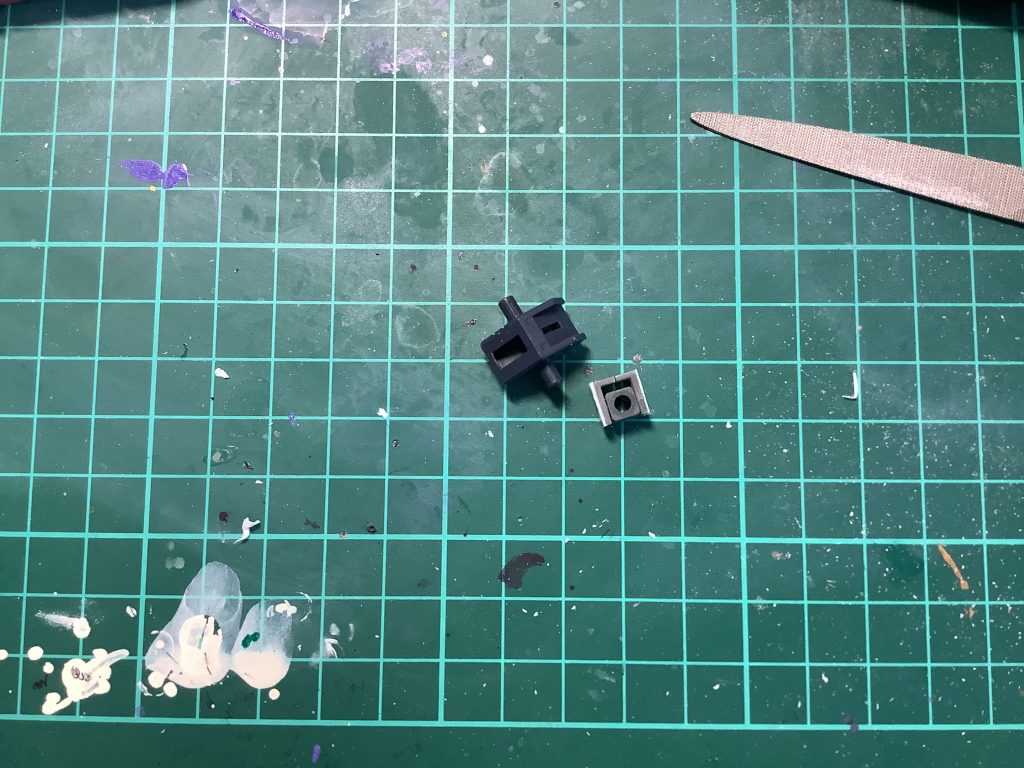 バックパックの改造です。プラサポパーツを基部にコアガンダムのバックパックを↓写真のように加工して取り付けています