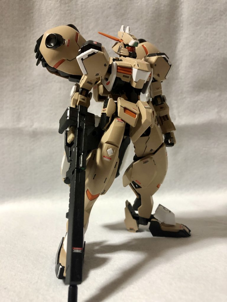 グシオンリベイクは鉄血キットの中では色分けが余りされてないですから、塗装のやりがいがありますね。セールカラーにオレンジを少々混ぜて筆塗りです。デカールも貼りました