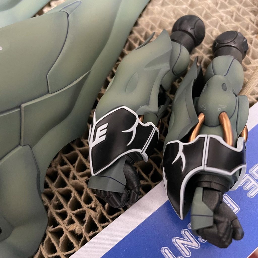 エングレービングはみなさんが良くやっているリバースウォッシュで。水性塗料を使ってマジックリンで拭き取りました。手首はコトブキヤの丸指ハンドにしましたが、この商品、もう生産してないんですね・・・すごく良いのに残念です。