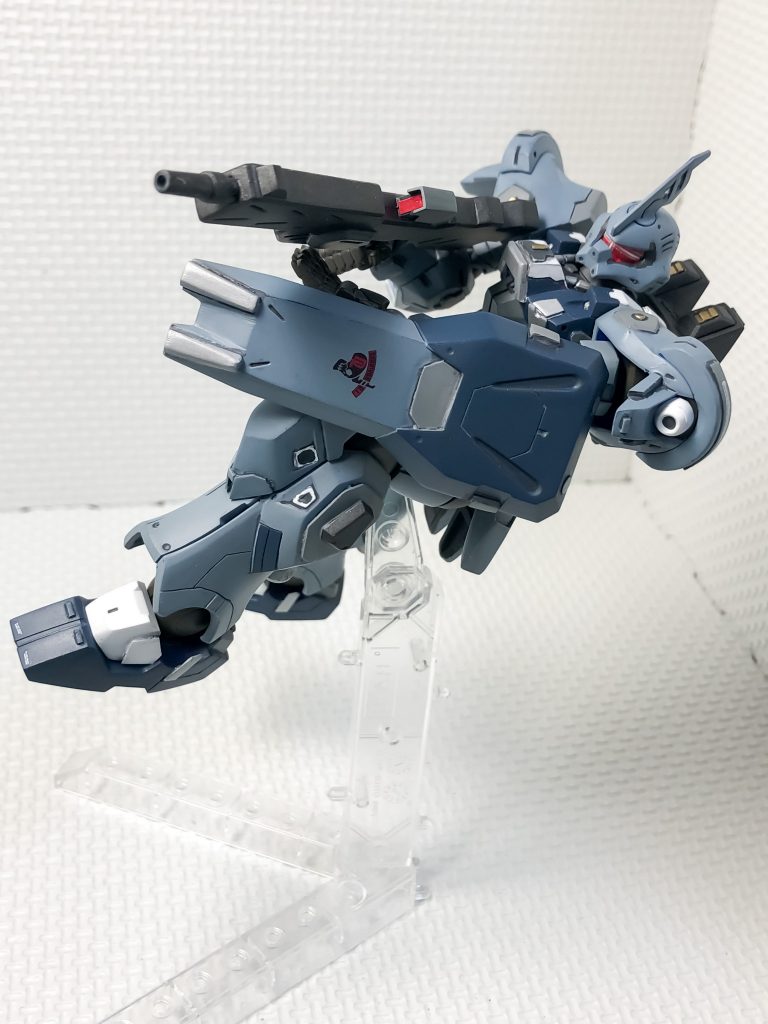 射撃ポーズです。隊長機としてライフルは、少しイメージを変えたかったので、age1のドッズライフルのノズルを追加しました。盾は、元があっさりしていたので、形状を少し変えつつ、アクセントにサンボル系のマーキングを追加してみました。