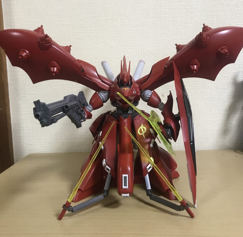 エアブラシ始めて日が浅いですが、全塗装してみました。カラーは、クレオスのキャラクターレッドとサザビーレッドをパーツ別に塗り分けてみました。内部はガイアノーツガンメタのサフ。バーニア内部はこれもガイアノーツのスターブライトゴールドで塗装しました。武器はガイアのメカサフ塗装です。