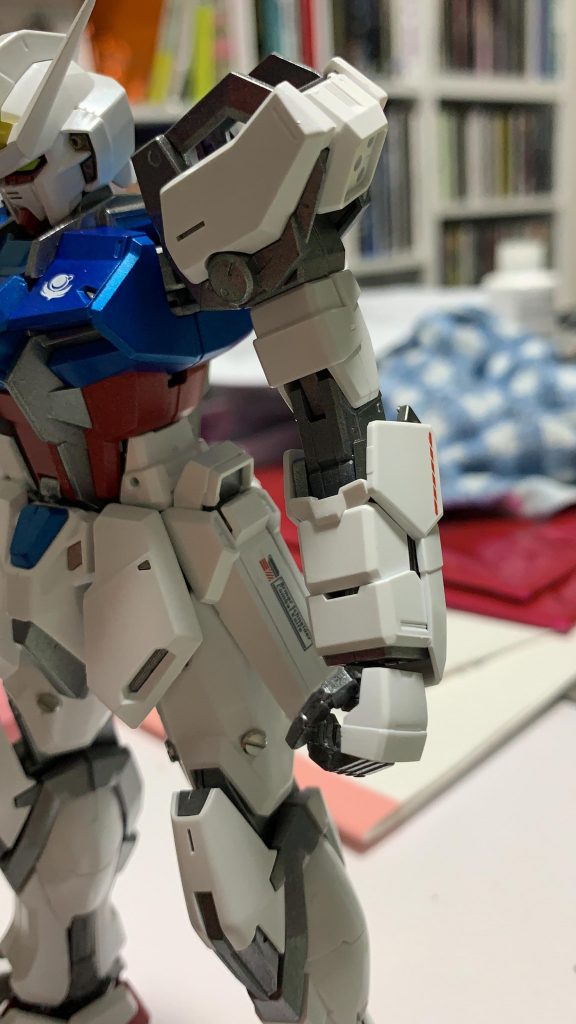 腰と腕腕は適当に選んだデカールを使用しました。情報量が若干増えたので単調ではなくなりいい感じです。腰にはアーマーシュナイダーのデカールを貼りました。またモモにはメタルパーツを使用してディテールアップをしてます。