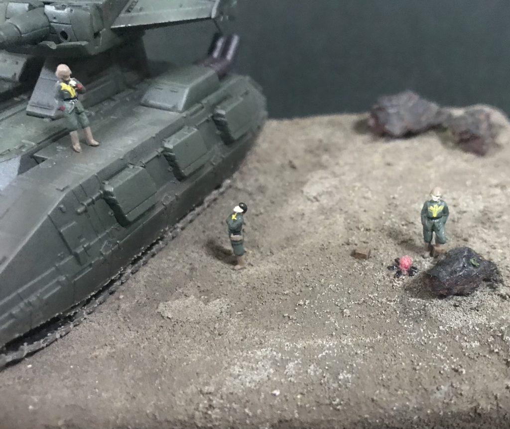 iPhoneのカメラの限界か小さい被写体は上手くピントが合いません‥わかりにくいですが焚き火は手芸綿をちぎって塗装。周りの焚き木はプラ板を切って黒く塗装してそれっぽく配置してます。案外遠めからなら行けます。