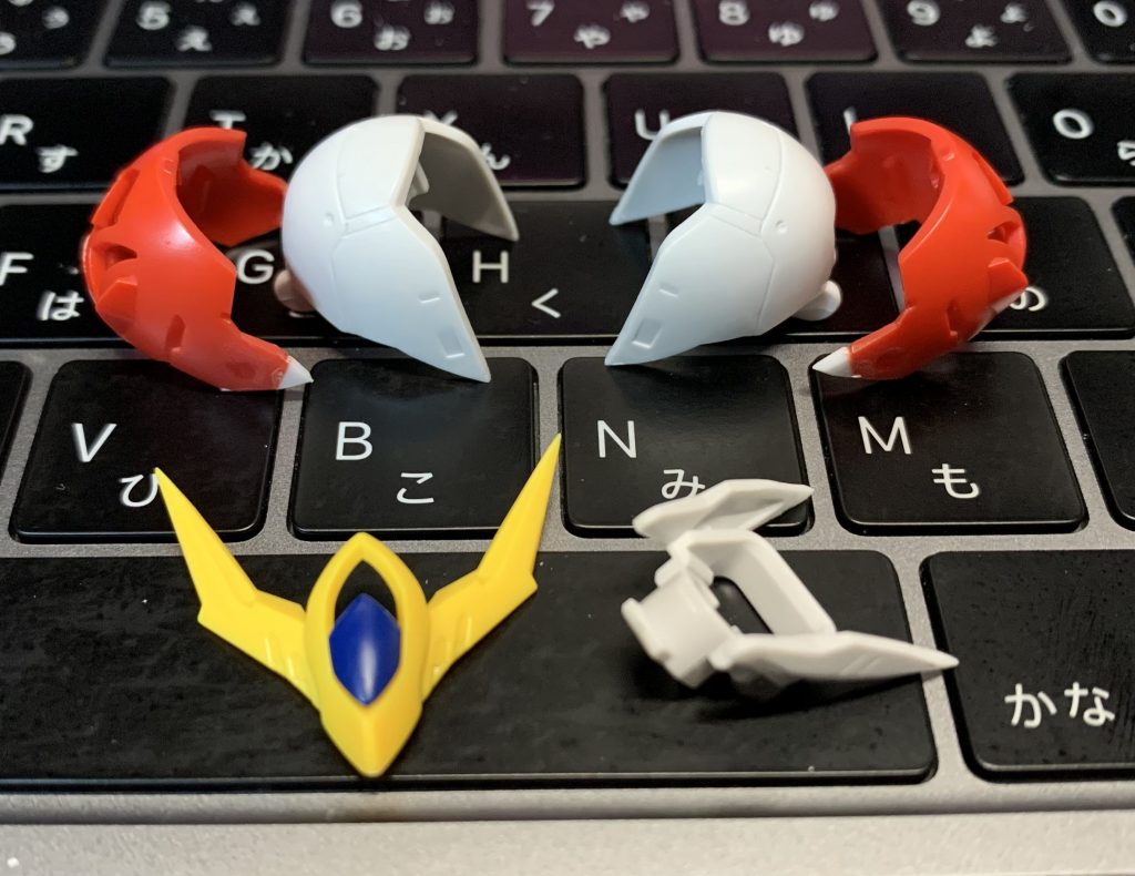 延長は、1mmプラ板を先にくっ付けて、尖るように削りました。(足のつま先も延長してあります) 