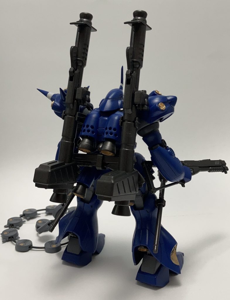 まずは普通に仁王立ちから♪青い装甲の丸いモールドは全部ピンバイスで開口してあります。この手の改造はみんなやってますね😊左肩のスパイクはシャープ化しようとしたのですが、根元までヤスってしまったせいで丸いモールドはのっぺらに、スパイクは変なカーブを描いてしまいました😅ということで元からあるスパイクはカットし、ビルダーズパーツのスパイクを付けました。お手軽…とは言えないかもですが、簡単に尖らせられるのでいいですね( ¯꒳¯ )ｂ