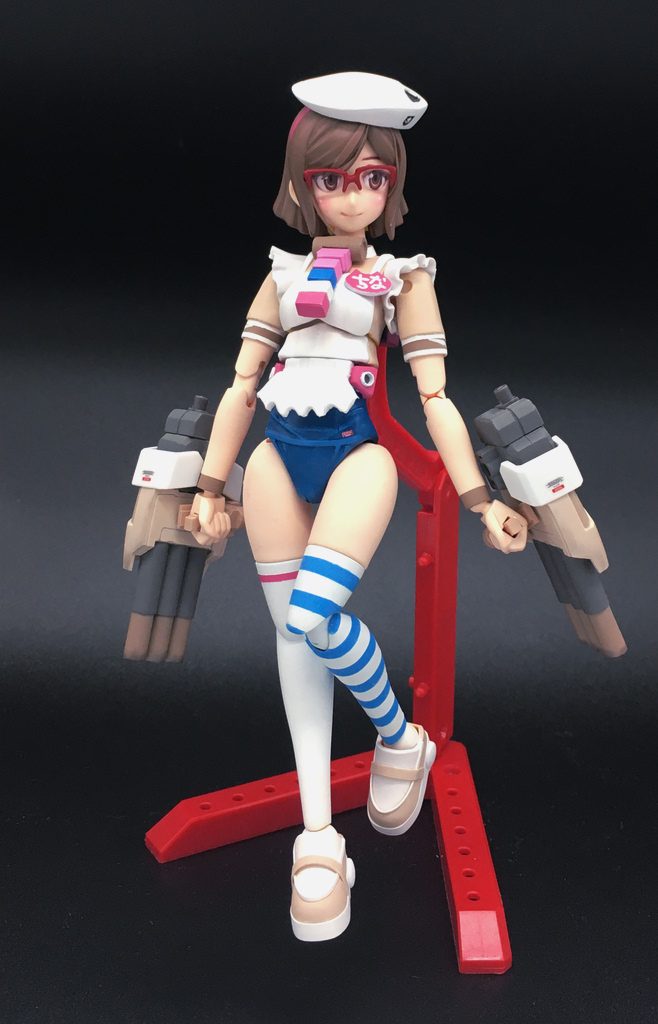 目つきが怖かったので睫毛モールドに0.3ミリプラ板を貼りたし、目尻部分を削ってアイラインを柔らかくなるよう変更。白目パーツと顔パーツの隙間は目立つのでアクリジョン ベースホワイト厚塗りで埋め立て。瞳はデカールを作りたかったけど、予算と手間の都合でホイルシールを切り出し、水に漬けて糊を落としてから木工用ボンドで接着。メガネは削り込みの上、テンプルの位置を変更してアイラインの上にメガネがかからないよう調整。下唇のモールドは苦手な造形なので削り落としました。