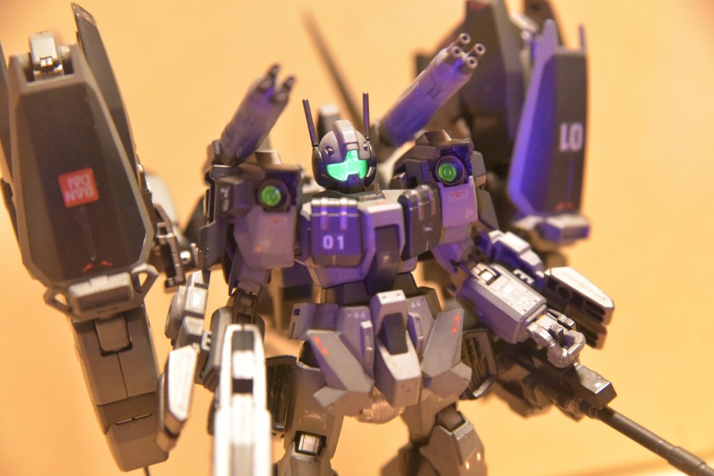 なんとなくジム頭も用意してみましたwガンダムの体にジムの頭結構好きです(*´∀`)ブラックライトで照らすと緑の部分が光るようにしました(ガイアカラーの蛍光イエローグリーンで塗っただけ)