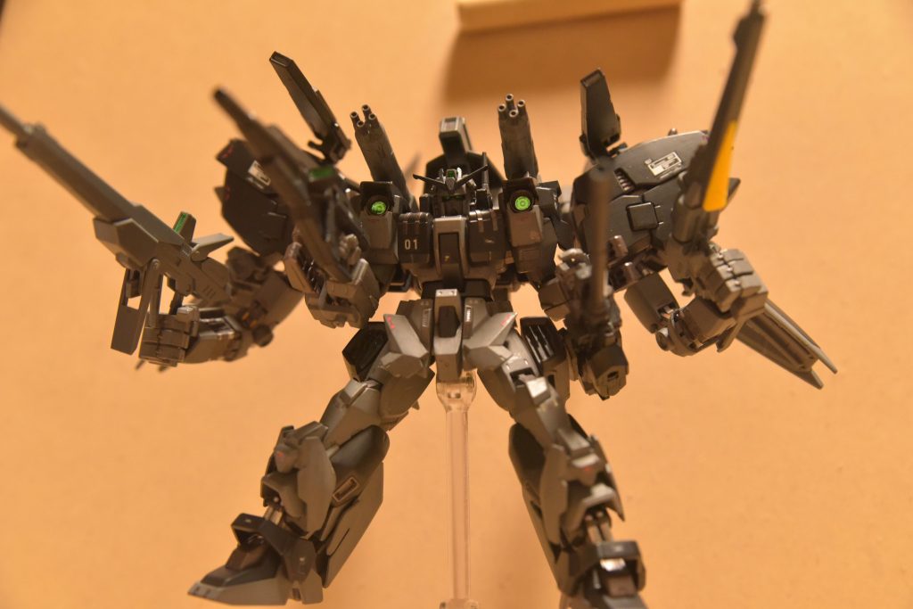 フルバースト!この機体の標準武装はビーム・ライフル(手持ち)180mm実弾砲(手持ち)メガ・マシン・キャノン×2(バックパック)ビー厶・ライフル×2(バックパックor手持ち)シールド×2(連結可能)になりますʕ•̀ω•́ʔ✧