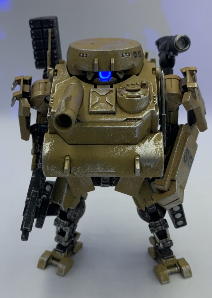 フロントビュー：正面に装備された戦車砲は飾りではなく、その口径に見合った火力を備えている。