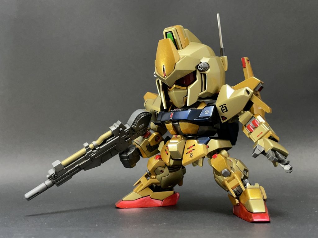 煽り気味に。ゴールドはクレオスのブルーゴールド、ガイアカラーのスターブライトゴールドを使っています。濃紺部にはガイアカラーのプリズムブルーブラックを使ってみました。