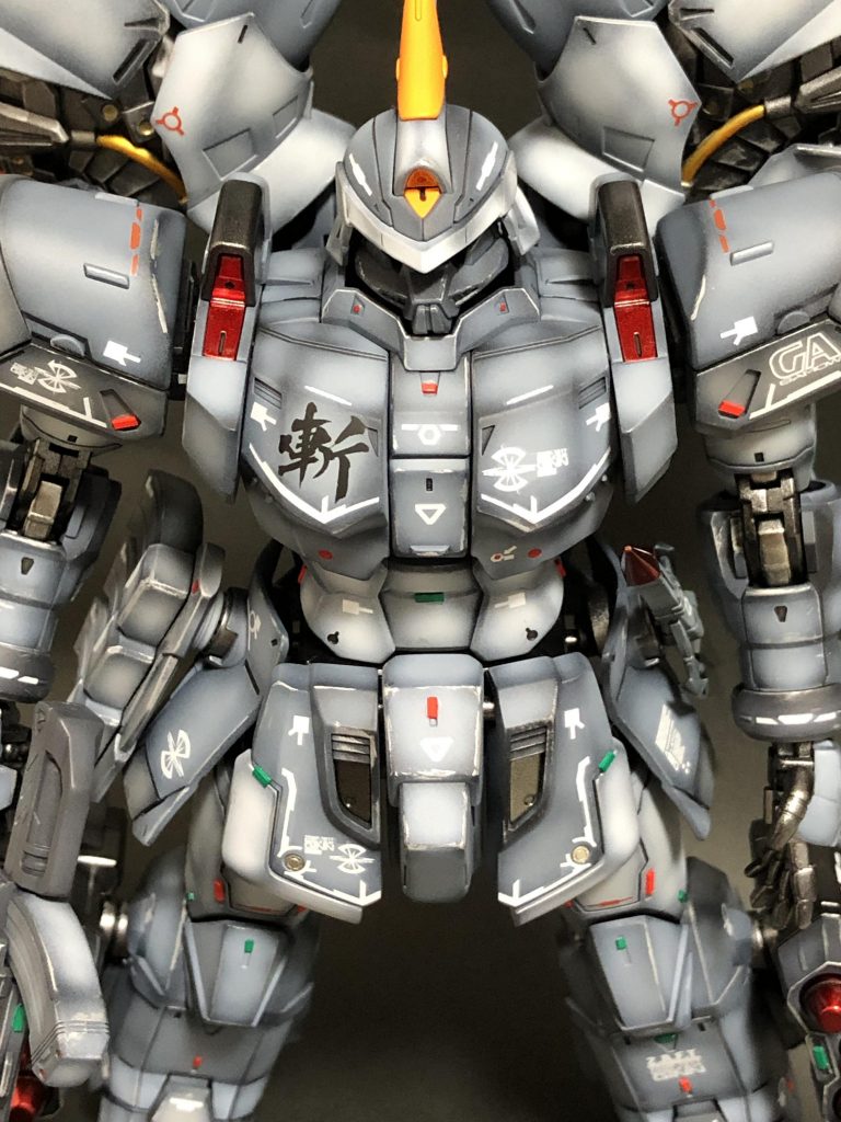 正面上から😁全体的にスリムなモビルジンですが、斜めからや上からだと視覚的に身体に厚みが増して映える写真が撮れました✨スカートの部分や膝関節に少しだけメタルパーツも使用しています🙋♂️