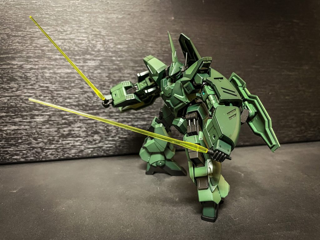 ビームサーベルビーム刃を形成展開する近接斬撃用兵装。左右それぞれの腕部装甲内に一本ずつ収納されている。