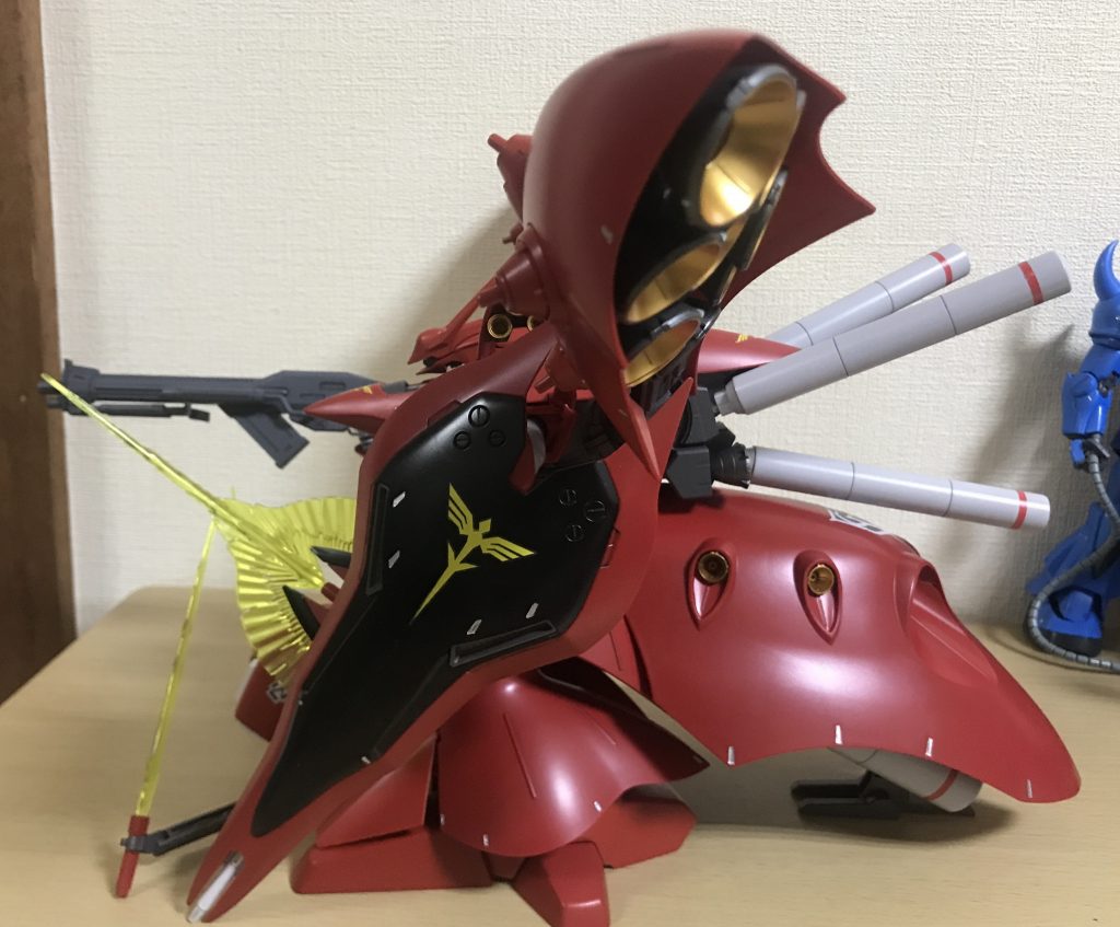 まずこのキットは、HGながら巨大なサイズなので、塗装面も多く赤系は何度も塗り重ねました。プロペラントタンクは合わせ目消しをしてます。あとはタミヤの黒とダークグレーでスミ入れ、モールドに4アーティストマーカーのシルバーでアクセント付けました。  