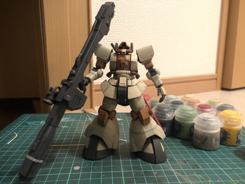 ドム試作実験機サンドカラー我の機体アピールとして、グレーのラインを数カ所入れてあります。サクッと楽しんでいきます！