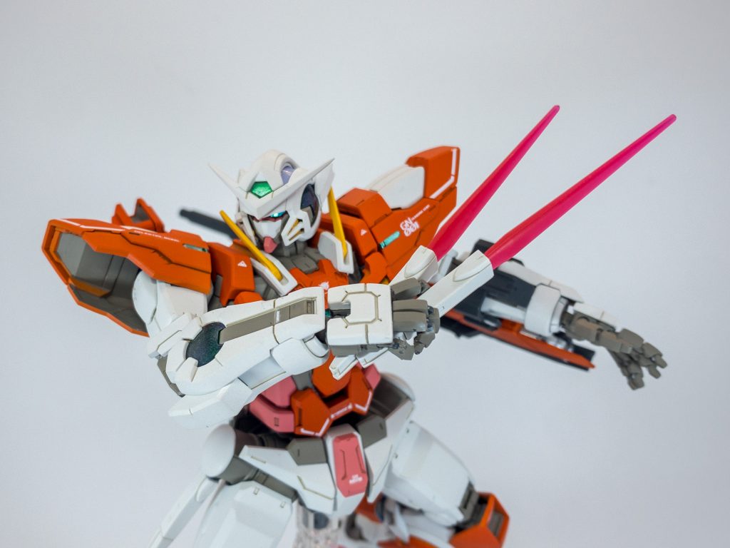 GNビームダガーエモーションマニュピレータなので劇中のような二本持ちも可能です。