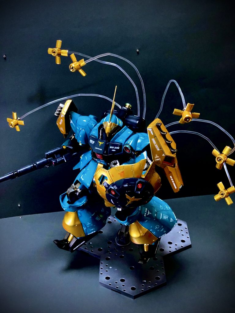 ファンネルを飛ばす用の軟質樹脂の棒が思ったよりも太いですね💦でも、これくらいじゃないと支えられないんでしょうね。個人的にはファンネル飛んでるの好きです。