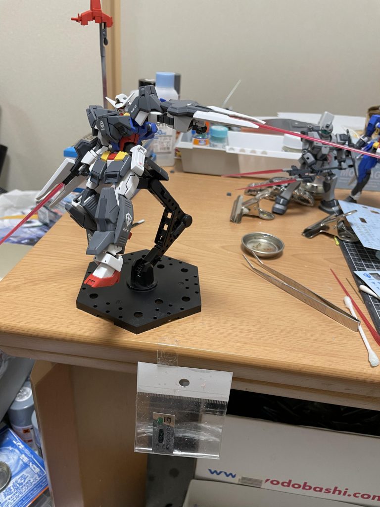 みなさまの期待通り？フルグランサの一歩手前のバージョン、AGE1グランサをNT-1アレックスのチョバムアーマーに見立てて製作しました。ネイビーも良いですがこちらもなかなかいいのかなと我ながら思いました。大きなアクションで刀身をフレームに収めようとすると撮影が大変だなと思いました。(⌒-⌒; )あとグランサの追加装甲の取り付けが画期的で良かったです。