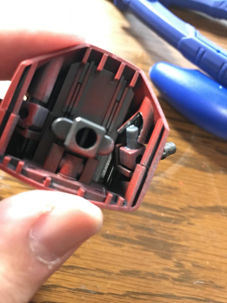 しかし、塗り直しの為、シンナーに漬け込んだ結果あちこち弱くなってしまって関節が写真のようにポキポキ折れまくるという事があり、かなり反省しています。