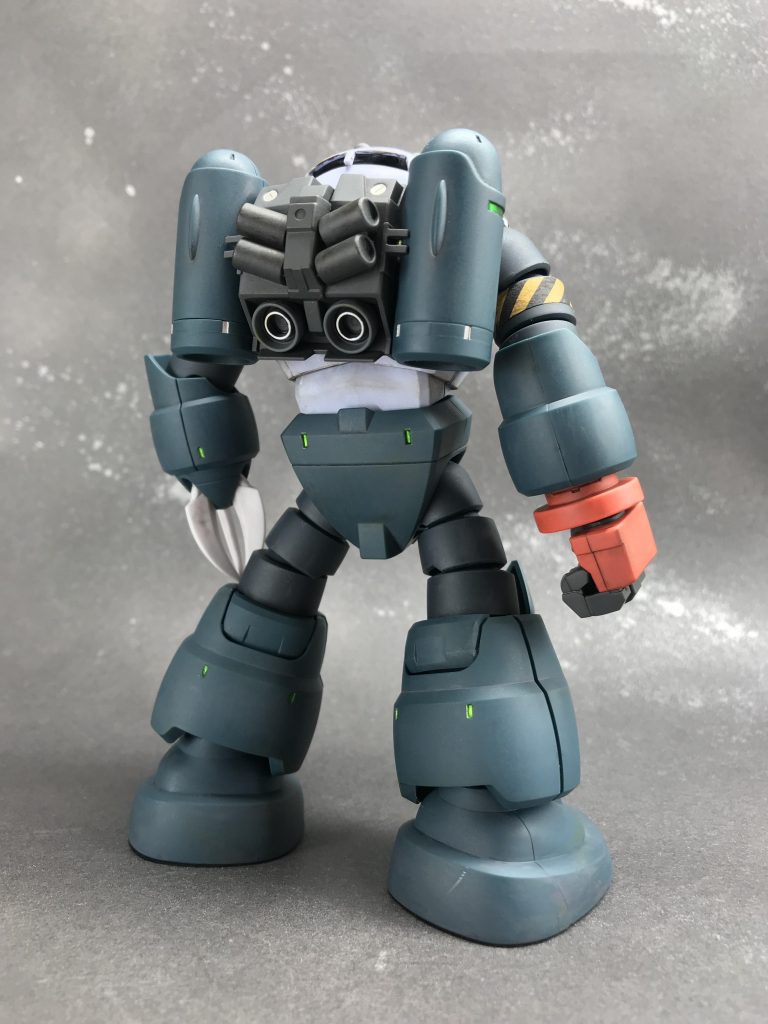 後ろから真ん中にゾゴックのバックパック、左右にズゴックのタンクを付けた以外はこちらも特にノータッチ。