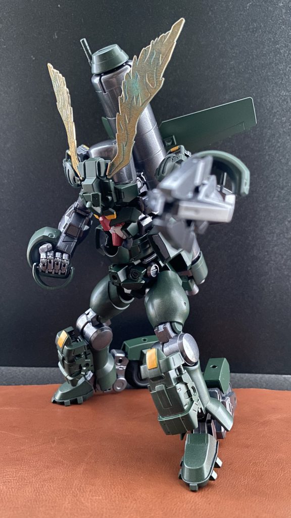 　また、リコはモデルとなったゲーム内において、囚人でありバトリングキングという設定のキャラの為か、同じく、ガンダムファイターであり囚人という「アルゴ･ガルスキー」に対し、何か通ずるものがあったのだろう、なにかとリスペクトの対象にしている。が、残念な事に、彼のパートナーは眼鏡をかけた美人のお姉さんではなく、眼鏡をかけたネズミ男である。