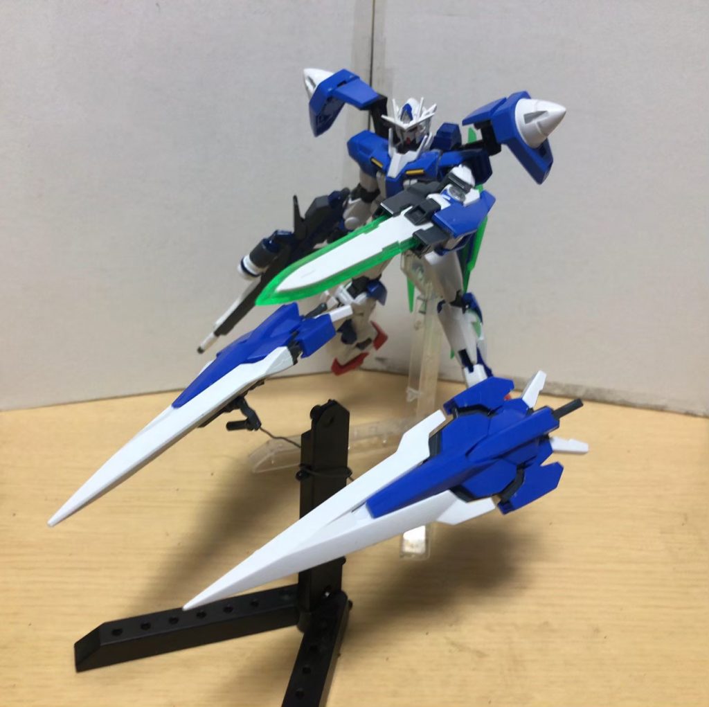 GNバスターソードⅡカスタム「モード・蒼菫(あおすみれ)」2基装備して初めて使えるGNバスターソードⅡカスタムのモード。しかし、完成体は1基で戦うことになったため、「モード・蒼菫」はペーパープランになった。