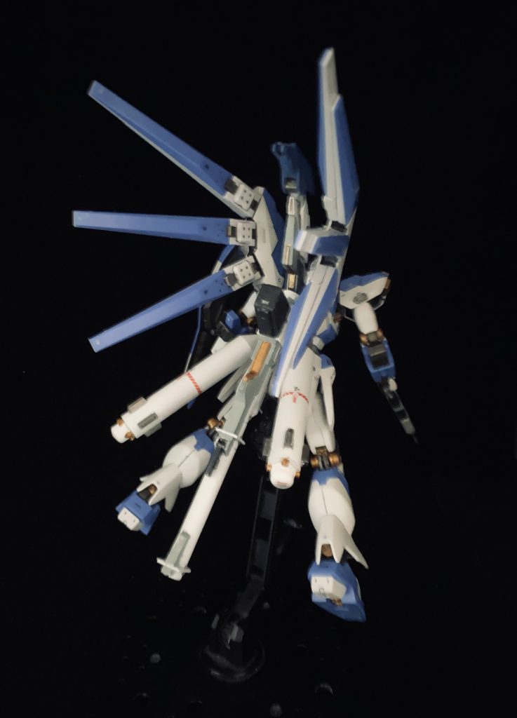 雨が多くて、バズーカを塗る機会がなかなかなかったのですが、ちょいとした晴れ目にようやく塗装。RGが腰にマウントできるみたいなので、強引にマウントしてみました。