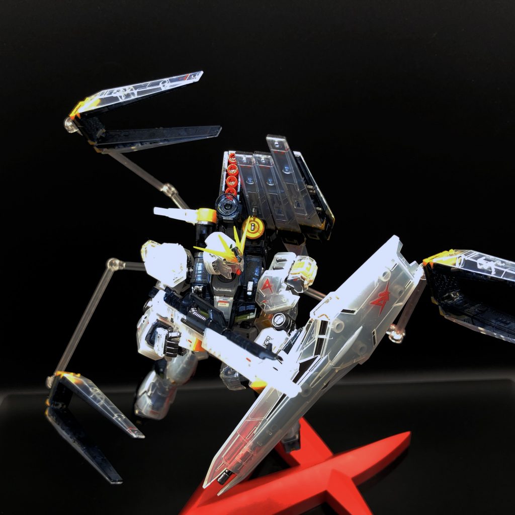 トップ画像の通常時です🤔細かいですが、νガンダムの外装パーツは2色で通常クリアが(濃い乳白色/薄い白)なのですが薄い白はUVライトで青く光ります🥲なので薄い白はHWSの透明パーツにクリアホワイトをふいた物と差し替えました