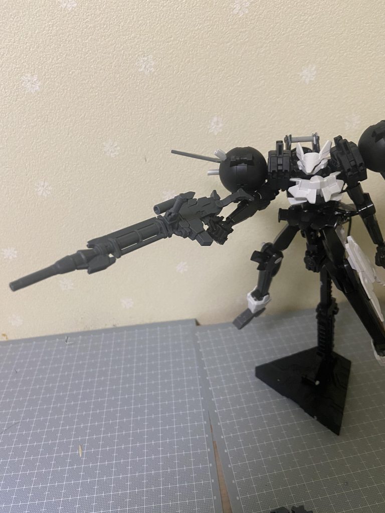 今回は遠距離武装にロングライフルと腕と一体化したライフルを装備し、射撃戦に対応させています、正体を隠す関係でモビルワーカーの援護も期待できないからである。