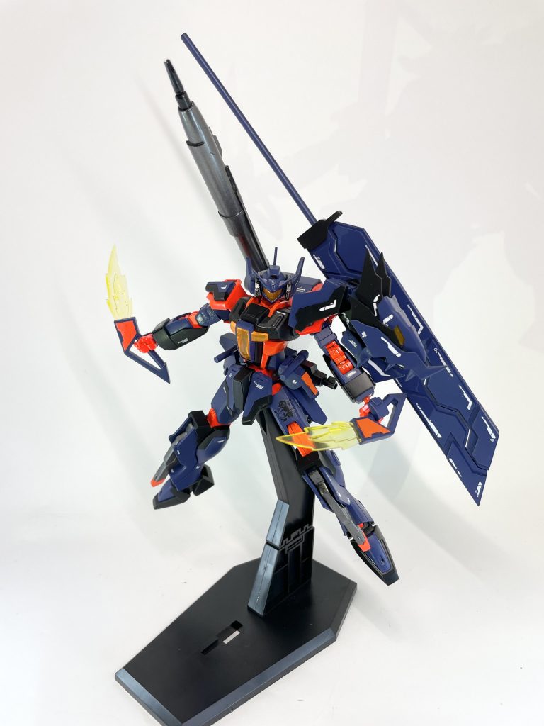 サイドアーマーについているビームブーメランを装備した状態。プラ板でスクラッチし、ビームエフェクトはクリアレジンで作りました。サイドアーマーにはネオジム磁石でくっついています。