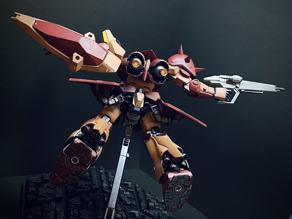 バーニアは全てビルダーズパーツに置き換え、蛍光色で塗装したのでブラックライトで光ります。足裏も作り直してします。