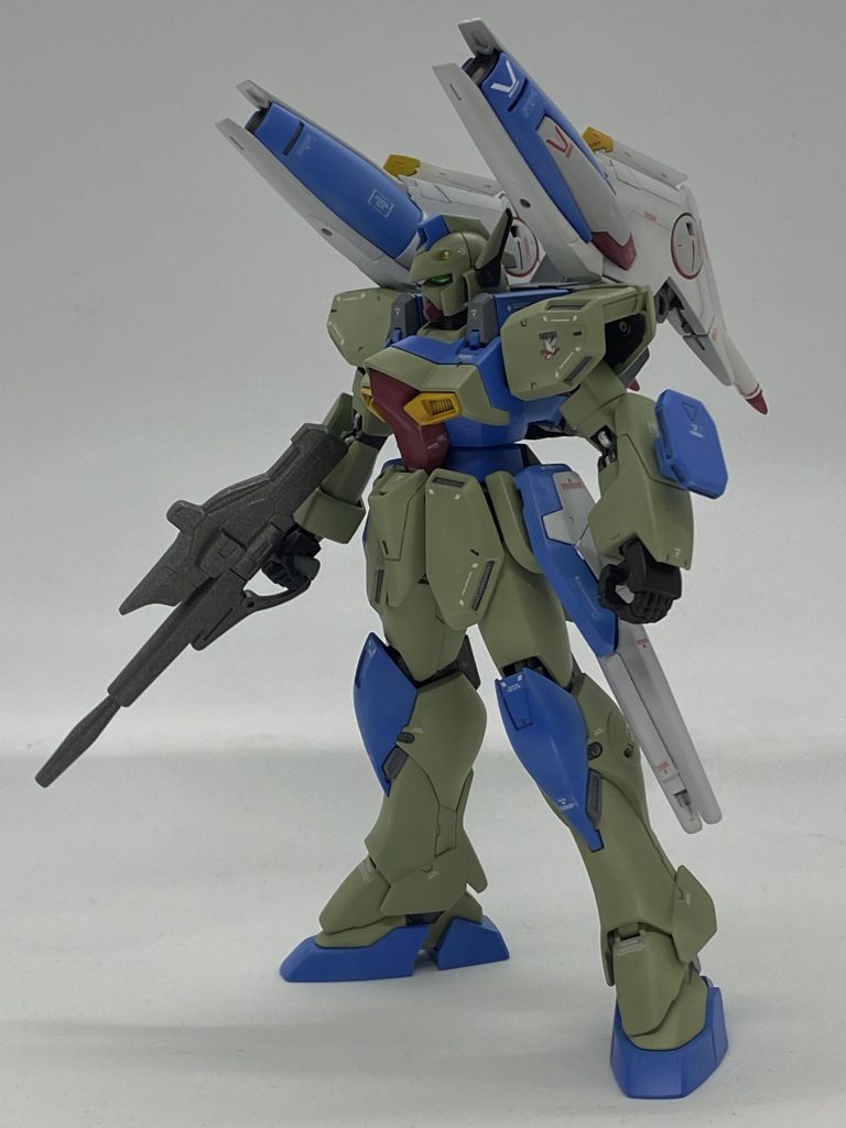 主な改造は、頭部にヘキサの通信アンテナを追加。オーバーハングパックの製作。腰にビームガンを装備出来るように加工しただけです。
