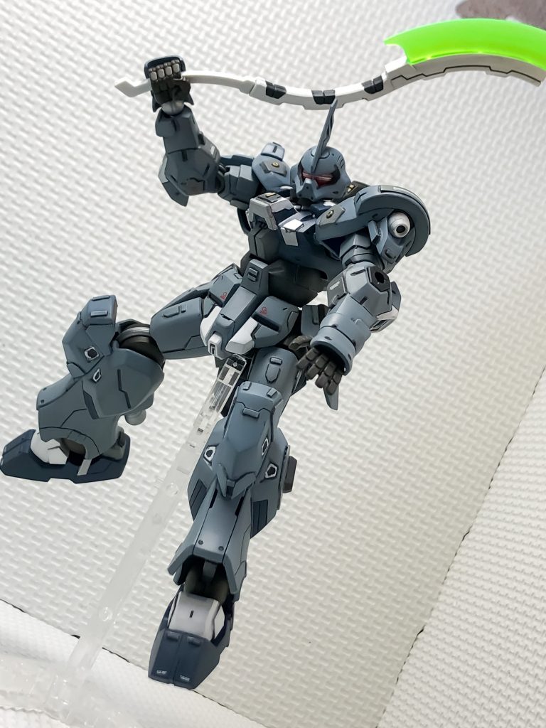 ビームアックスは、折り畳み式でなので構えると結構な長さになり迫力があります。アックスの刃は、塗装せずにヤスリがけの番手を変えて白身の濃淡を作りました。