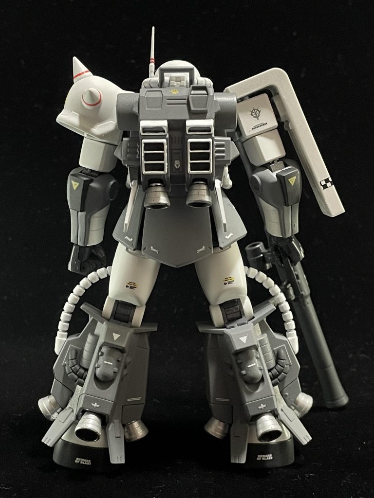 MGの見本写真だともう少し本体が黒みかかっていたけど、あまり黒くすると他のジャーマングレーと被ってしまい見分けがつかなくなるのでニュートラルグレー止まりに逃げてしまいました。難しいですね。