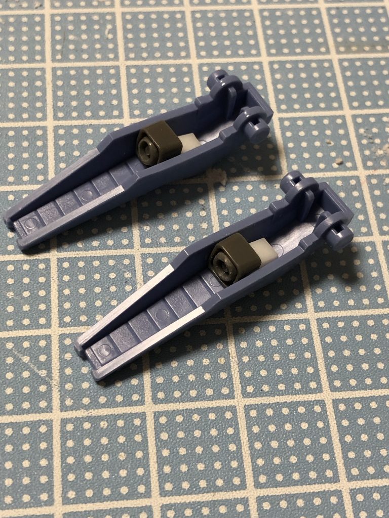 膝後ろのカバー内にバーニアを増設して機動性を上げた、という設定も考えたのでバーニアを付けてます。