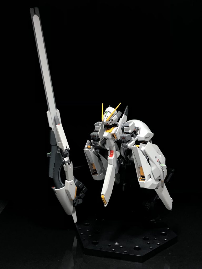 腕部を折りたたみ、脚部を外側に展開します。