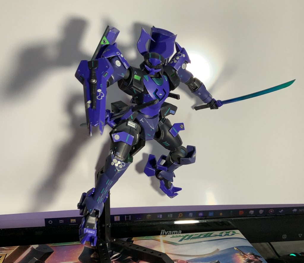 ビームサーベルは根本だけキャンディであとは緑と青でグラデにしたんですけどキラキラ光る粒子感が全然出てないんでキャンディじゃなくてクリアの上からメタル降ればよかったなと後悔ビームパーツは塗りやすいように全部透明で統一して欲しいという我儘