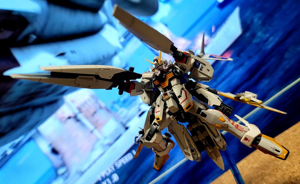 MS形態のシルエットですがこちらは「ガンダムらしさ」をしっかり残して改造する事を心掛けました。具体的には肩と胸部、腰部のスカートパーツ群を出来るだけ素体のまま改造する事でバトロイドとガンダムとの差別化を図りました。しかしランディングギアの後輪部分がMS形態だと丸出しになり、何やらトランスフォーマー感が出てしまうという結果に。