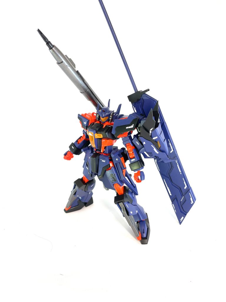 ダガーLを改造しました。使用キットは本体にダガーL、頭部にGNアーチャー、脚部レール砲にストライクフリーダム、バックパックにズゴックとビルダーズパーツのプロペラントタンクとボールデンアームズを使っています。あとはほとんどプラ板による改造です。