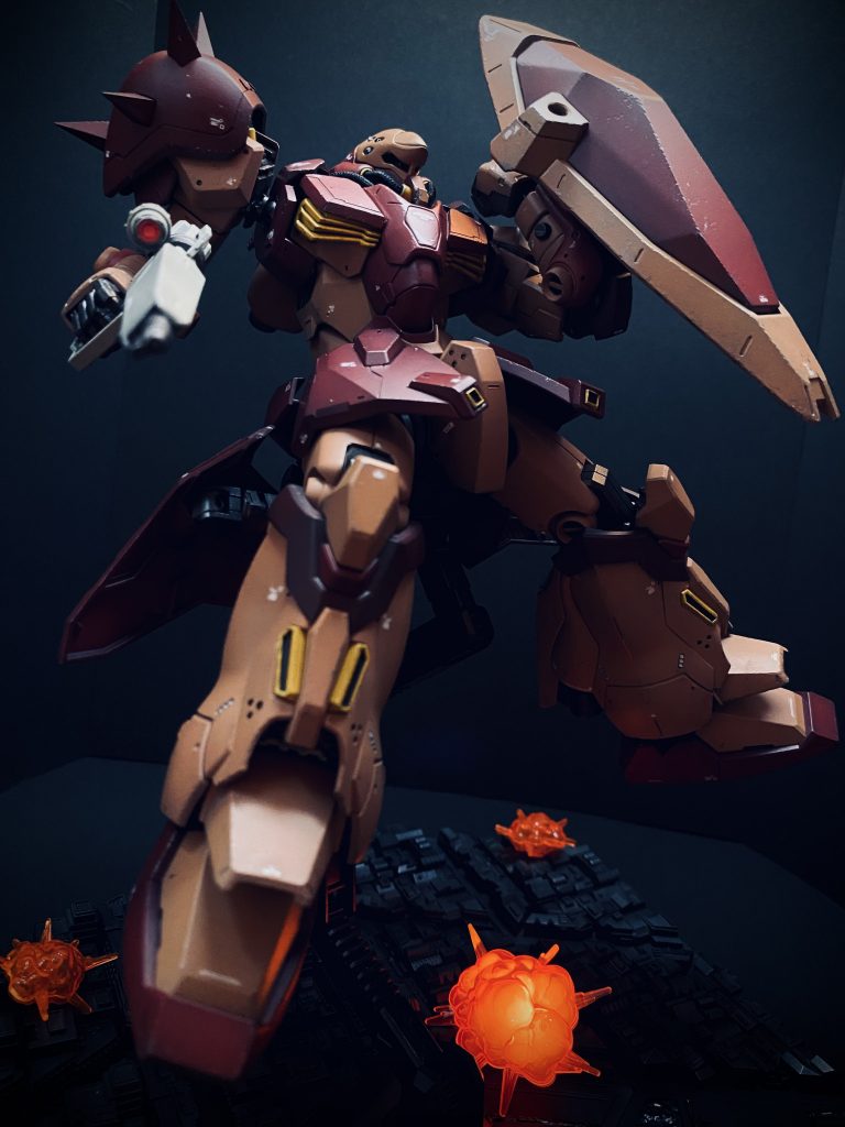 リアアーマーも劇中同様に可動するよう作り直しました。モノアイやライフルスコープもブラックライトで発光するようにしています。