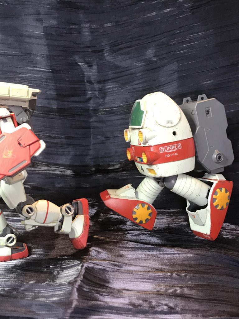 タッタッタッタッ※股関節は引き出し式になっていて割と大きく足が動かせます。